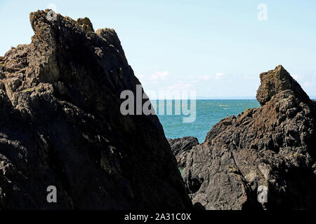 Felsformationen und Meerblick in einer Küste Stockfoto