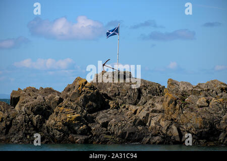 Schottische saltire Flagge und rosten in Portpatrick Hafen im südlichen Schottland Anker Stockfoto