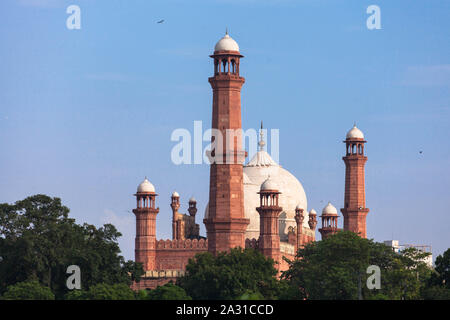 Die Badshahi Masjid ist eine Mughal-Ära Masjid in Lahore, der Hauptstadt der pakistanischen Provinz Punjab, Pakistan. Der Masjid liegt westlich von Lahore Fort. Stockfoto