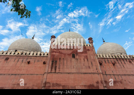 Die Badshahi Masjid ist eine Mughal-Ära Masjid in Lahore, der Hauptstadt der pakistanischen Provinz Punjab, Pakistan. Der Masjid liegt westlich von Lahore Fort. Stockfoto