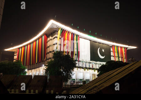 Das WAPDA House ist ein neunstöckiges Bürogebäude in Lahore, Pakistan, das als Hauptsitz der Water and Power Development Authority dient. Stockfoto