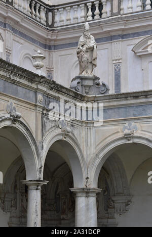 Kartäuser Saint Statue steht über Marmorsäulen im Chiostro Grande, eine ehemalige Klosteranlage, die Certosa di San Martino, Neapel, Italien, Europa. Stockfoto