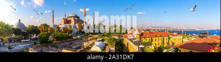 Die Hagia Sofia, altes türkisches Hamam und den Bosporus, schöne Istanbul panorama Stockfoto