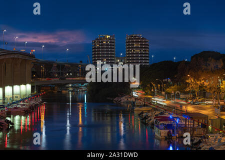 Port-Kanal von Pescara gesehen in der Nacht vom Ponte del Mare Stockfoto