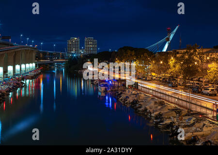 Port-Kanal von Pescara gesehen in der Nacht vom Ponte del Mare Stockfoto