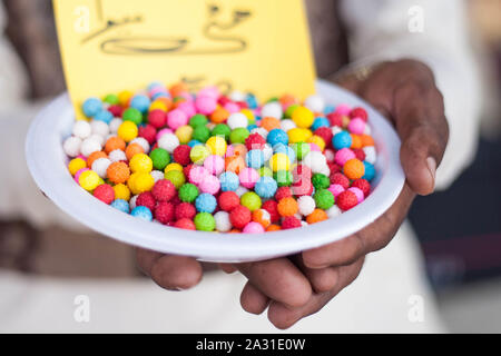 Bunt mit Zucker überzogene gebratene Kichererbsen, traditionelle Nüsse, runde kleine Süßwaren. Stockfoto