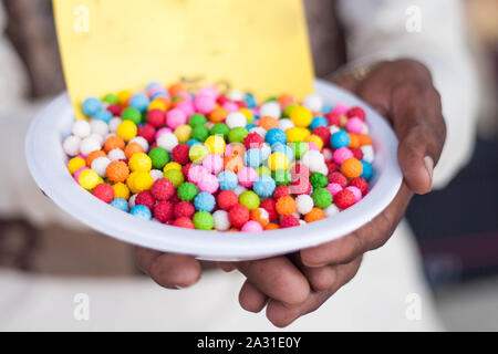 Bunt mit Zucker überzogene gebratene Kichererbsen, traditionelle Nüsse, runde kleine Süßwaren. Stockfoto