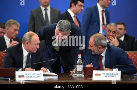 Der russische Präsident Wladimir Putin, Links, Chats mit eurasischen Wirtschafts- Kommission Vorsitzender des Vorstands Tigran Sargsyan, Mitte, und armenischer Premierminister Nikol Pashinian während der Obersten eurasischen Wirtschafts- Konferenz des Oktober 1, 2019 in Eriwan, Armenien. Stockfoto