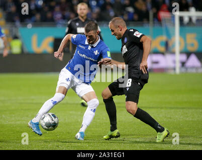 Darmstadt, Deutschland. 04 Okt, 2019. Fußball-Bundesliga 9.Spieltag, SV Darmstadt 98 - Karlsruher SC in der Merck Stadion am Böllenfalltor. Marcel Heller (l) aus Darmstadt in einem Duell mit Manuel Stiefler aus Karlsruhe. Credit: Hasan Bratic/dpa - WICHTIGER HINWEIS: In Übereinstimmung mit den Anforderungen der DFL Deutsche Fußball Liga oder der DFB Deutscher Fußball-Bund ist es untersagt, zu verwenden oder verwendet Fotos im Stadion und/oder das Spiel in Form von Bildern und/oder Videos - wie Foto Sequenzen getroffen haben./dpa/Alamy leben Nachrichten Stockfoto