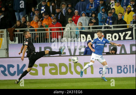 Darmstadt, Deutschland. 04 Okt, 2019. Fußball-Bundesliga 9.Spieltag, SV Darmstadt 98 - Karlsruher SC in der Merck Stadion am Böllenfalltor. Marcel Heller (R) aus Darmstadt in einem Duell mit Lukas Grozurek aus Karlsruhe. Credit: Hasan Bratic/dpa - WICHTIGER HINWEIS: In Übereinstimmung mit den Anforderungen der DFL Deutsche Fußball Liga oder der DFB Deutscher Fußball-Bund ist es untersagt, zu verwenden oder verwendet Fotos im Stadion und/oder das Spiel in Form von Bildern und/oder Videos - wie Foto Sequenzen getroffen haben./dpa/Alamy leben Nachrichten Stockfoto