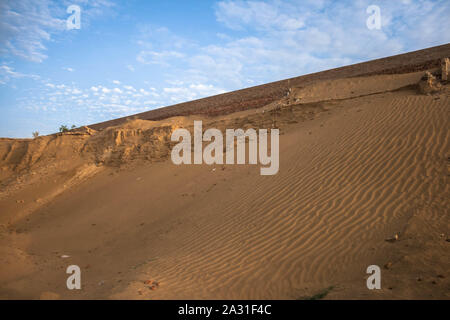 Die Cholistan-Wüste, lokal auch als Rohi bekannt, erstreckt sich 30 km von Bahawalpur, Punjab, Pakistan und erstreckt sich über eine Fläche von 16.000 km². Stockfoto