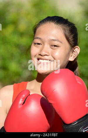 Ein lächelndes athletische Diverse weibliche Boxer Stockfoto