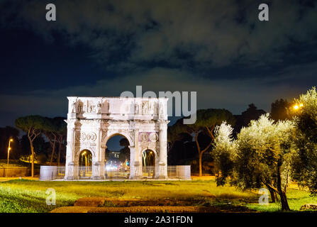 Nächtliche Ansicht der Konstantinsbogen in Rom, Italien Stockfoto