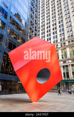 Isamu Noguchi's Iconic Skulptur Red Cube in Lower Manhattan, New York City, USA. Stockfoto