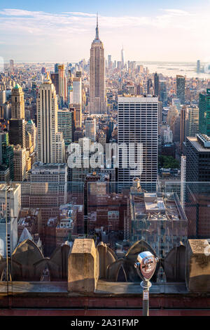 E der legendären Teleskope auf dem Rock Observatorium mit dem Empire State Building, New York City, USA. Stockfoto