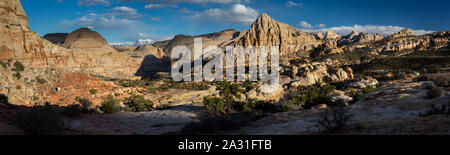 Pectol Pyramide steigen über die umliegenden Merkmale der Waterpocket Fold entlang der Navajo Knöpfe Trail. Capitol Reef National Park, Utah Stockfoto