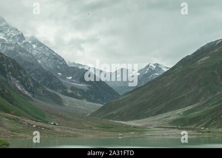 Das Kaghan Valley ist ein alpines Tal im Mansehra District der pakistanischen Provinz Khyber Pakhtunkhwa, das Touristen aus ganz Pakistan anlockt. Stockfoto