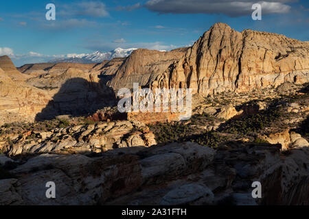 Sandstein Bergrücken und Schluchten hinter Pectol Pyramide steigt. Capitol Reef National Park, Utah Stockfoto