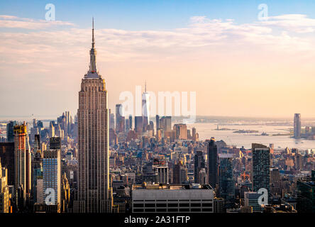 Die Skyline von New York City einschließlich Empire State Building, One World Trade Center und Hudson River, USA. Stockfoto