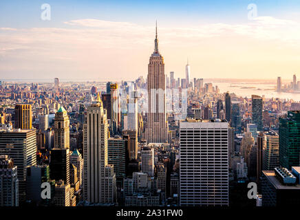 Die Skyline von New York City einschließlich Empire State Building, One World Trade Center und Hudson River, USA. Stockfoto