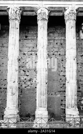 Fragment der Fassade des Tempels von Hadrians in Rom, Italien Stockfoto