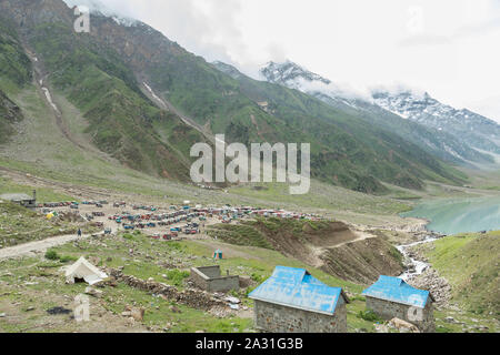 Saiful Muluk (Urdu: جھیل سیف الملوک) ist ein gebirgiger See im Norden Pakistans am nördlichen Ende des Kaghan-Tals. Stockfoto