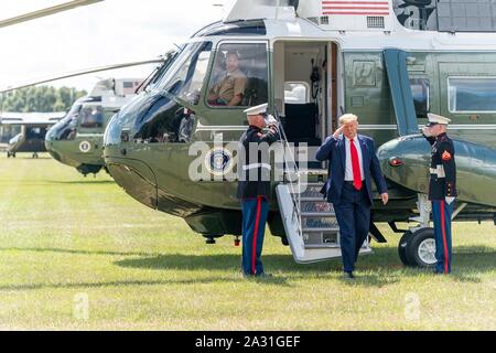 Washington, Vereinigte Staaten von Amerika. 03. Oktober 2019. Us-Präsident Donald Trump begrüßt die Marine Guard, als er disembarks von Marine One auf dem Südrasen des Weißen Hauses Oktober 3, 2019 in Washington, DC. Trump zurückgekehrt von einer Reise nach Florida. Credit: Shealah Craighead/White House Photo/Alamy leben Nachrichten Stockfoto