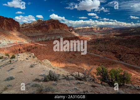 Highway 24 snaking Vergangenheit der Waterpocket Fold unterhalb der Chimney Rock Loop Trail. Capitol Reef National Park, Utah Stockfoto