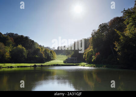 Vor Park Landschaft Garten. Badewanne. UK. Stockfoto