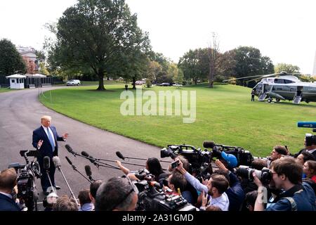 Washington, Vereinigte Staaten von Amerika. 04. Oktober 2019. Us-Präsident Donald Trump spricht mit Reportern auf dem Südrasen des Weißen Hauses Oktober 4, 2019 in Washington, DC. Trump war auf dem Weg zu Nationalen militärischen Walter Reed Medical Center verletzte Krieger zu besuchen. Credit: Joyce Boghosian/White House Photo/Alamy leben Nachrichten Stockfoto