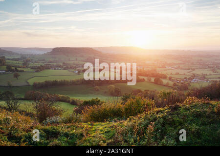 Blick von Coaley Peak in Richtung Cam Lange nach unten. Die Cotswolds. Gloucestershire. UK. Stockfoto