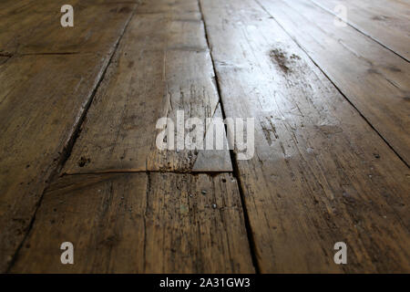 Alte ulme Dielen, repariert und restauriert, in einem denkmalgeschützten Gebäude. Stockfoto