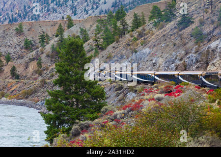 Der Rocky Mountaineer Zug seine Weise durch das Thompson River Valley in British Columbia Kanada Stockfoto