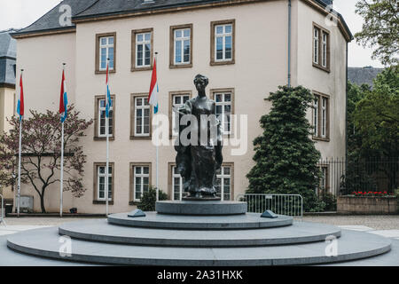 Die Stadt Luxemburg, Luxemburg - 19. 2019: Statue der Großherzogin Charlotte an der Place Clairefontaine in Luxemburg Stadt, die Hauptstadt der Kleinen Stockfoto