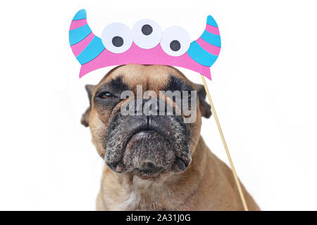 Lustige Halloween Französische Bulldogge Hund mit Monster mit Hörnern und drei Augen Papier Foto prop hedband über dem Kopf gehalten, auf weißem Hintergrund Stockfoto