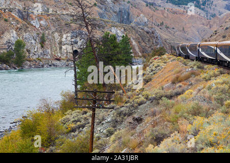 Der Rocky Mountaineer Zug seine Weise durch das Thompson River Valley in British Columbia Kanada Stockfoto