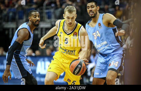 Berlin, Deutschland. 04 Okt, 2019. Basketball: Euroleague Alba Berlin - Zenit St. Petersburg, Hauptrunde, 1. Spieltag, Mercedes Benz Arena. Berliner Niels Giffey (M) kämpft gegen Gustavo Ayon von Zenit St. Petersburg (r) um den Ball. Credit: Andreas Gora/dpa/Alamy leben Nachrichten Stockfoto