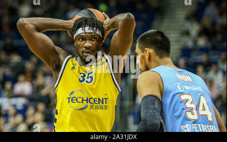 Berlin, Deutschland. 04 Okt, 2019. Basketball: Euroleague Alba Berlin - Zenit St. Petersburg, Hauptrunde, 1. Spieltag, Mercedes Benz Arena. Berliner Landry Nnoko (l) wirft den Ball vor Gustavo Ayon von Zenit St. Petersburg. Credit: Andreas Gora/dpa/Alamy leben Nachrichten Stockfoto