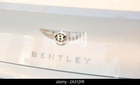 Kiew, Ukraine - Oktober 02, 2019: Bentley Logo auf der Motorhaube. Stockfoto