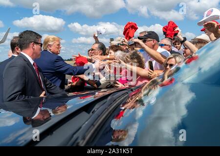 Ocala, Vereinigten Staaten von Amerika. 03. Oktober 2019. Us-Präsident Donald Trump grüßt Unterstützer bei der Ankunft am Internationalen Flughafen Ocala Oktober 3, 2019 in Ocala, Florida. Trump ist Reisen in den Ruhestand Gemeinschaft der Dörfer in zentralem Florida eine Adresse zu liefern und eine Executive Order auf Medicare unterzeichnen. Credit: Shealah Craighead/White House Photo/Alamy leben Nachrichten Stockfoto