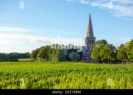 Die Pfarrkirche St. Johannes der Evangelist bei Sandbach Heide in der Cheshire Stadt Sandbach England über Cheshire Ackerland gesehen Stockfoto