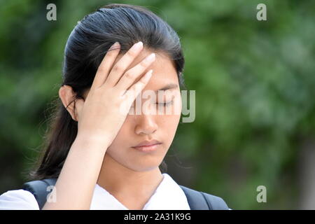 Ein ängstlicher Junge Filipina Studentin Stockfoto