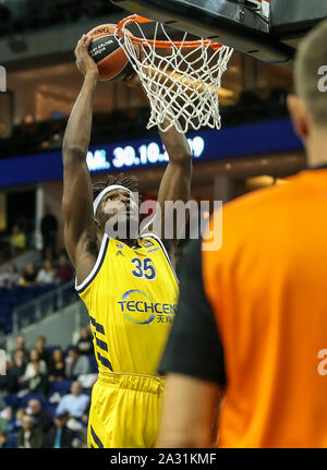 Berlin, Deutschland. 04 Okt, 2019. Basketball: Euroleague Alba Berlin - Zenit St. Petersburg, Hauptrunde, 1. Spieltag, Mercedes Benz Arena. ALBA's Landry Nnoko springt auf den Korb und setzt den Ball in. Credit: Andreas Gora/dpa/Alamy leben Nachrichten Stockfoto