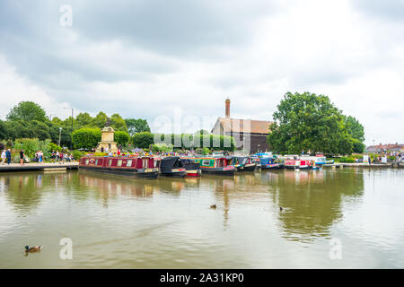 Schmale Yachten in der Marina auf der Stratford upon Avon Kanal in der Stadt Stratford-upon-Avon, Warwickshire, England günstig Stockfoto