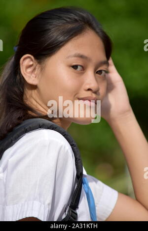 Eine junge Filipina Studentin Ruhen Stockfoto