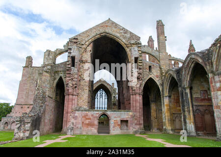 Die Wanderer zu Fuß Reise zu den schottischen Borders, Juni 2nd, 2019 Spaziergang um den berühmten Melrose Abbey, Schottland Stockfoto