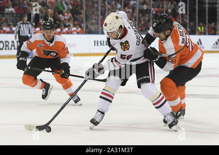 Prag, Tschechische Republik. 04 Okt, 2019. L-R Erik Gustafsson (Chicago) und James Van Riemsdyk (Philadelphia), die in Aktion während der NHL Global Serie match Philadelphia Flyers vs Chicago Blackhawks, am Freitag, 4. Oktober 2019, in Prag, Tschechische Republik. Credit: Ondrej Deml/CTK Photo/Alamy leben Nachrichten Stockfoto