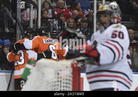 Prag, Tschechische Republik. 04 Okt, 2019. Flyer Spieler feiern das erste Ziel während der NHL Global Serie match Philadelphia Flyers vs Chicago Blackhawks, am Freitag, 4. Oktober 2019, in Prag, Tschechische Republik. Credit: Ondrej Deml/CTK Photo/Alamy leben Nachrichten Stockfoto