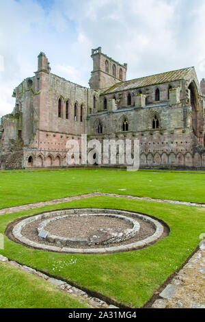 Die Wanderer zu Fuß Reise zu den schottischen Borders, Juni 2nd, 2019 Spaziergang um den berühmten Melrose Abbey, Schottland Stockfoto