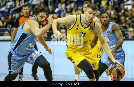 Berlin, Deutschland. 04 Okt, 2019. Basketball: Euroleague Alba Berlin - Zenit St. Petersburg, Hauptrunde, 1. Spieltag, Mercedes Benz Arena. Evgeny Voronov von Zenit St. Petersburg (l) kämpft gegen den Berliner Rokas Giedraitis für den Ball. Credit: Andreas Gora/dpa/Alamy leben Nachrichten Stockfoto